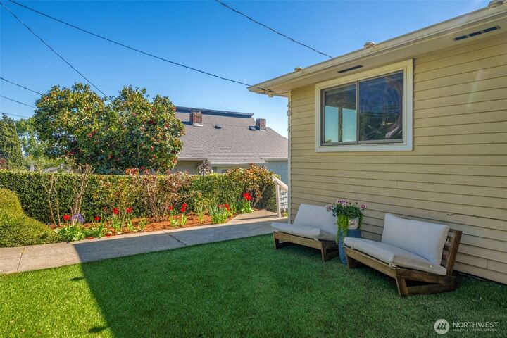 Property Photo:  4014  32nd Avenue SW  WA 98126 