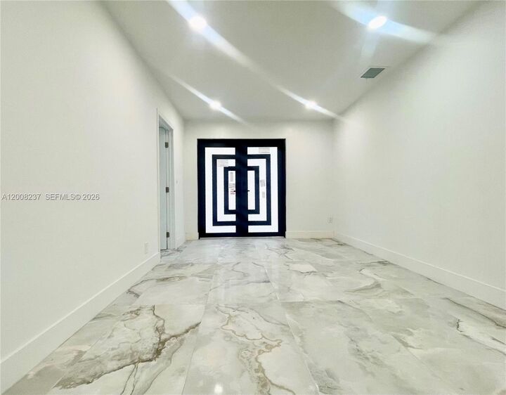 Property Photo:  1649 NE 8th Ave  FL 33305 