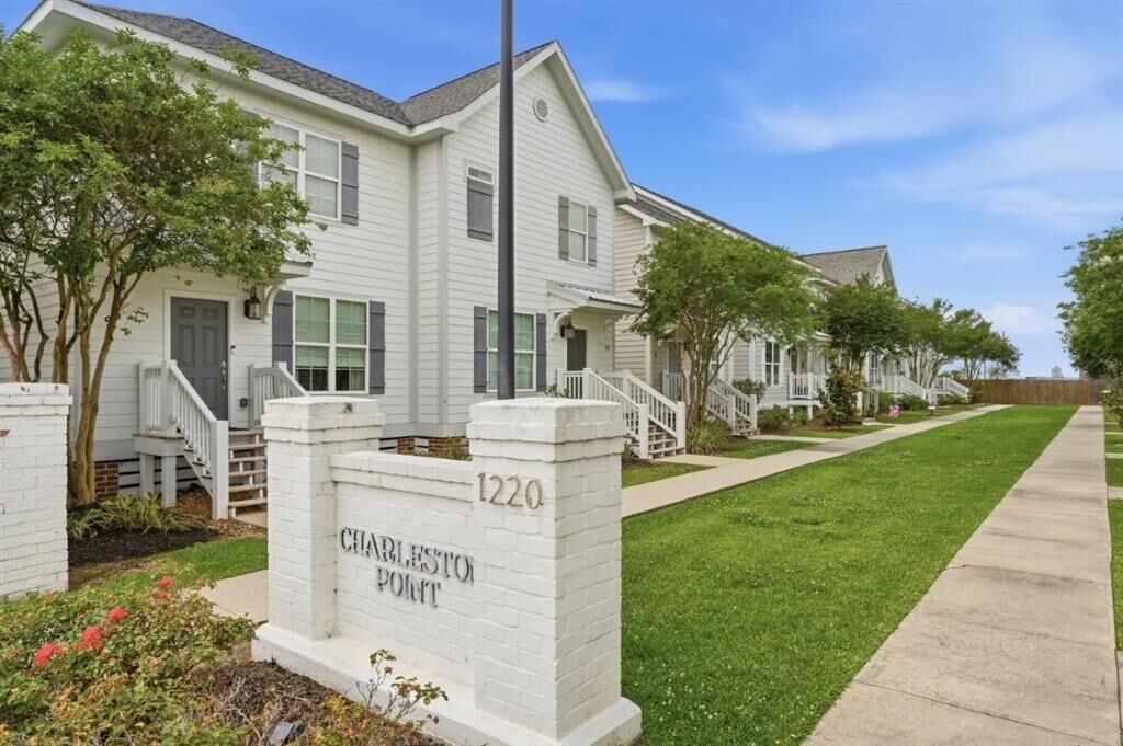 Property Photo: 1220 Pithon Street 9 LA 70601