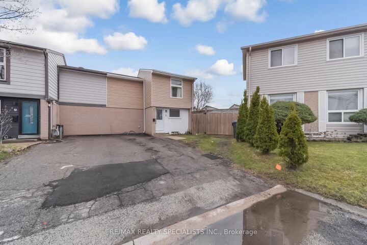 Property Photo: 8 Grantbrook Court ON L6S 2K8