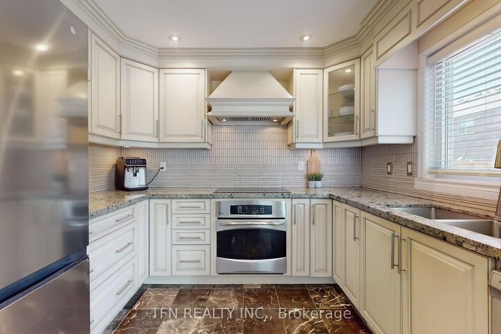 Property Photo: 24 Lucerne Drive ON L4H 2Y2