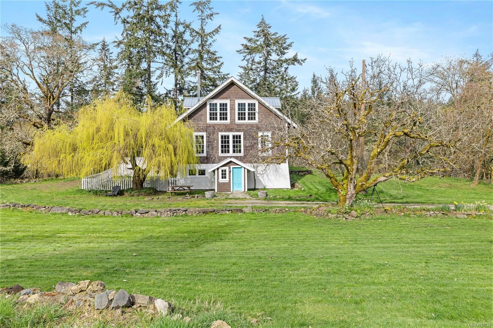 Property Photo: 301 Epron Rd BC V8K 2B4