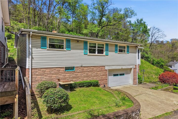 Property Photo:  2983 Edgecliff Rd  PA 15068 