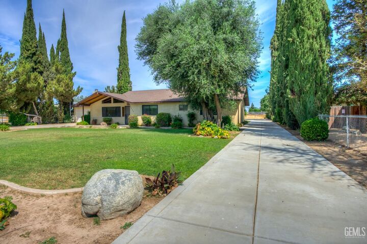 Property Photo: 22840 Sidding Road CA 93314