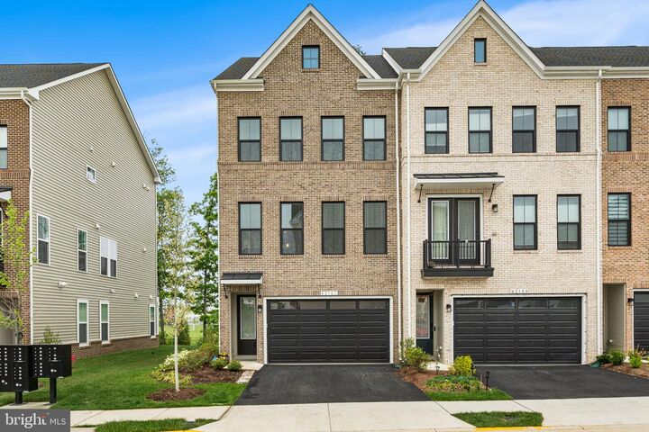 Property Photo:  42161 Shining Star Square  VA 20148 