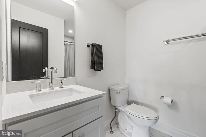 Property Photo: 100 W Taylor Run Parkway W 6 VA 22314