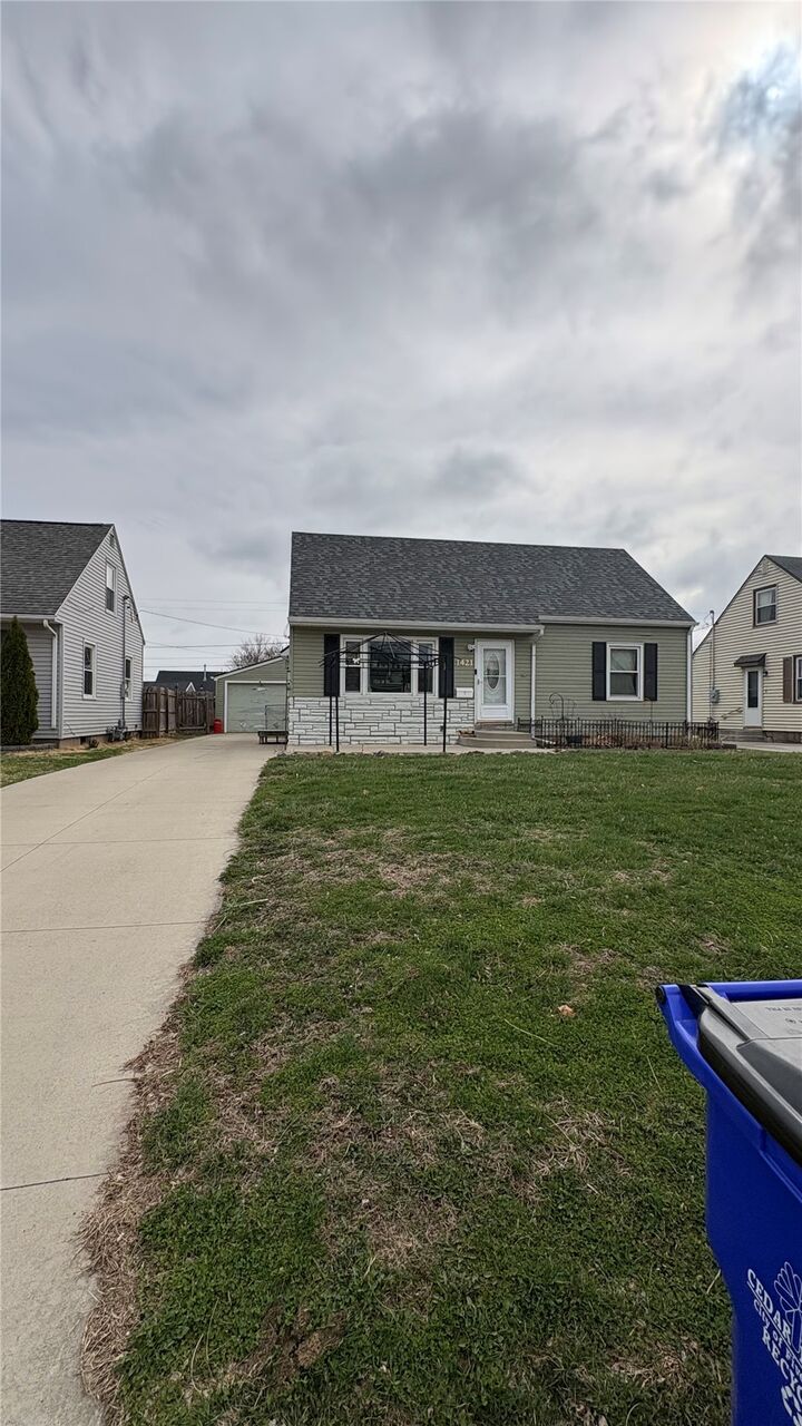 Property Photo: 1421 9th St NW IA 52405