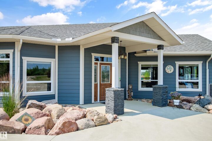 Property Photo: 63006A Rdg Rd 414 AB T9M 1P1