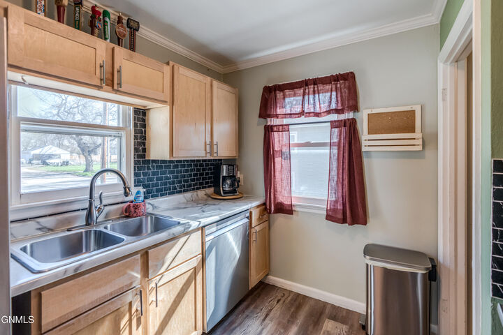 Property Photo:  1407 Thayer Avenue  ND 58501 