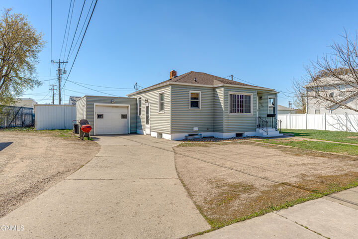 Property Photo:  1407 Thayer Avenue  ND 58501 