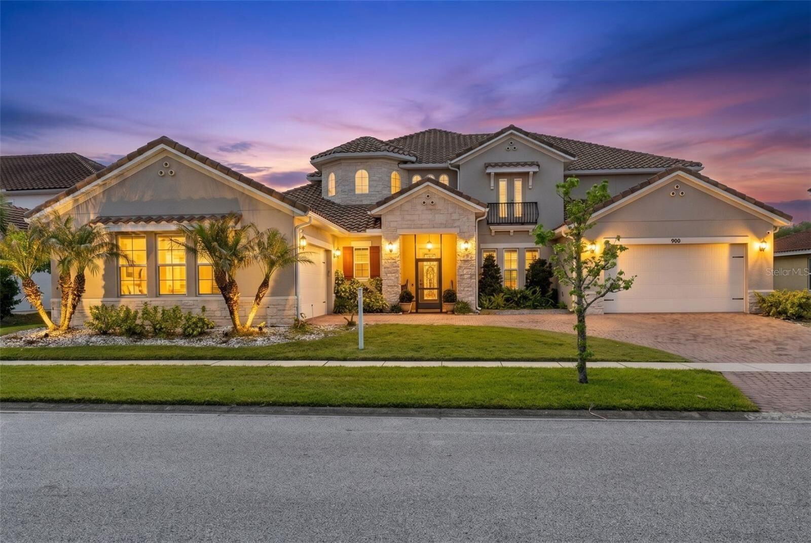 Property Photo:  900 Windlass Court  FL 34746 