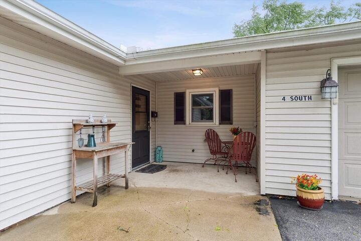 Property Photo:  4 S Cypress Lane  IL 60542 