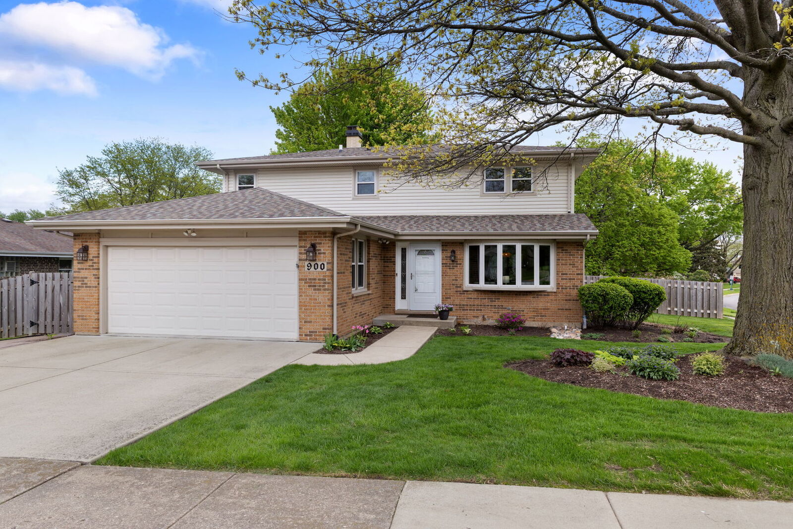Property Photo:  900 Dearborn Circle  IL 60188 