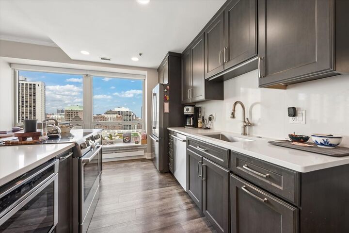 Property Photo:  57 E Delaware Place 1805  IL 60611 