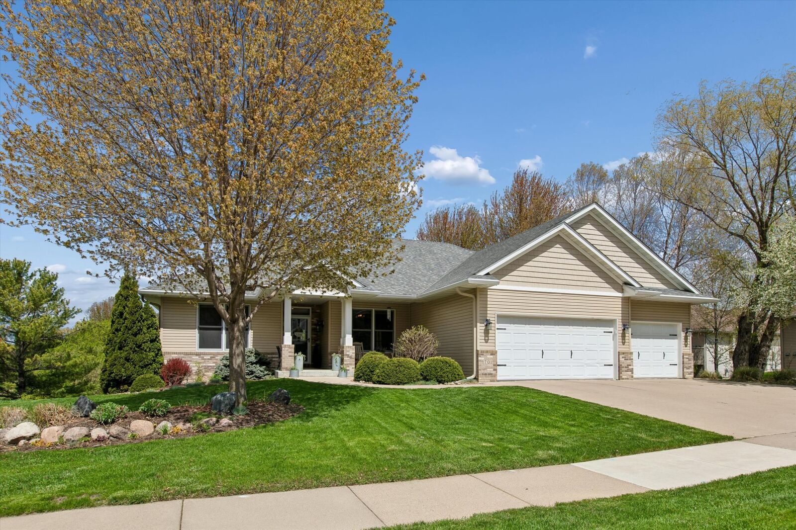 Property Photo:  701 Carter Drive  MN 55057 