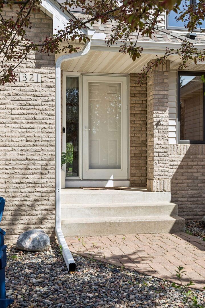 Property Photo:  321 Dunbar Way  MN 55115 