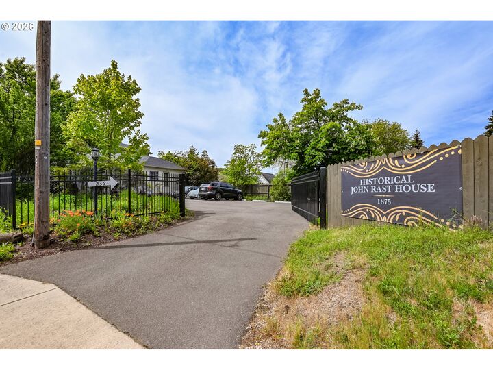 Property Photo:  236 SE Stephens St  OR 97470 