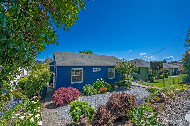 Property Photo:  2822  23rd Avenue W  WA 98199 