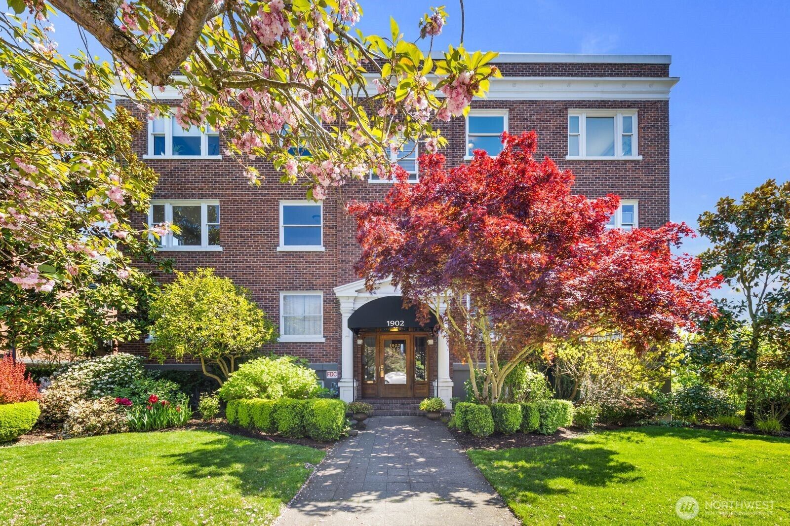Property Photo:  1902  Bigelow Avenue N 304  WA 98109 