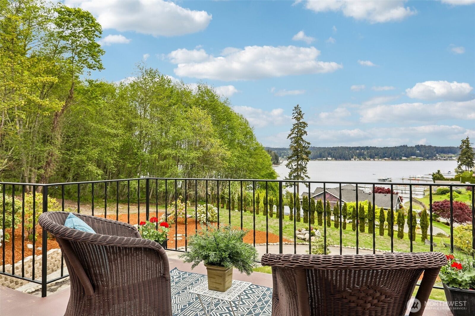 Property Photo:  582  North Shore Blvd  WA 98333 