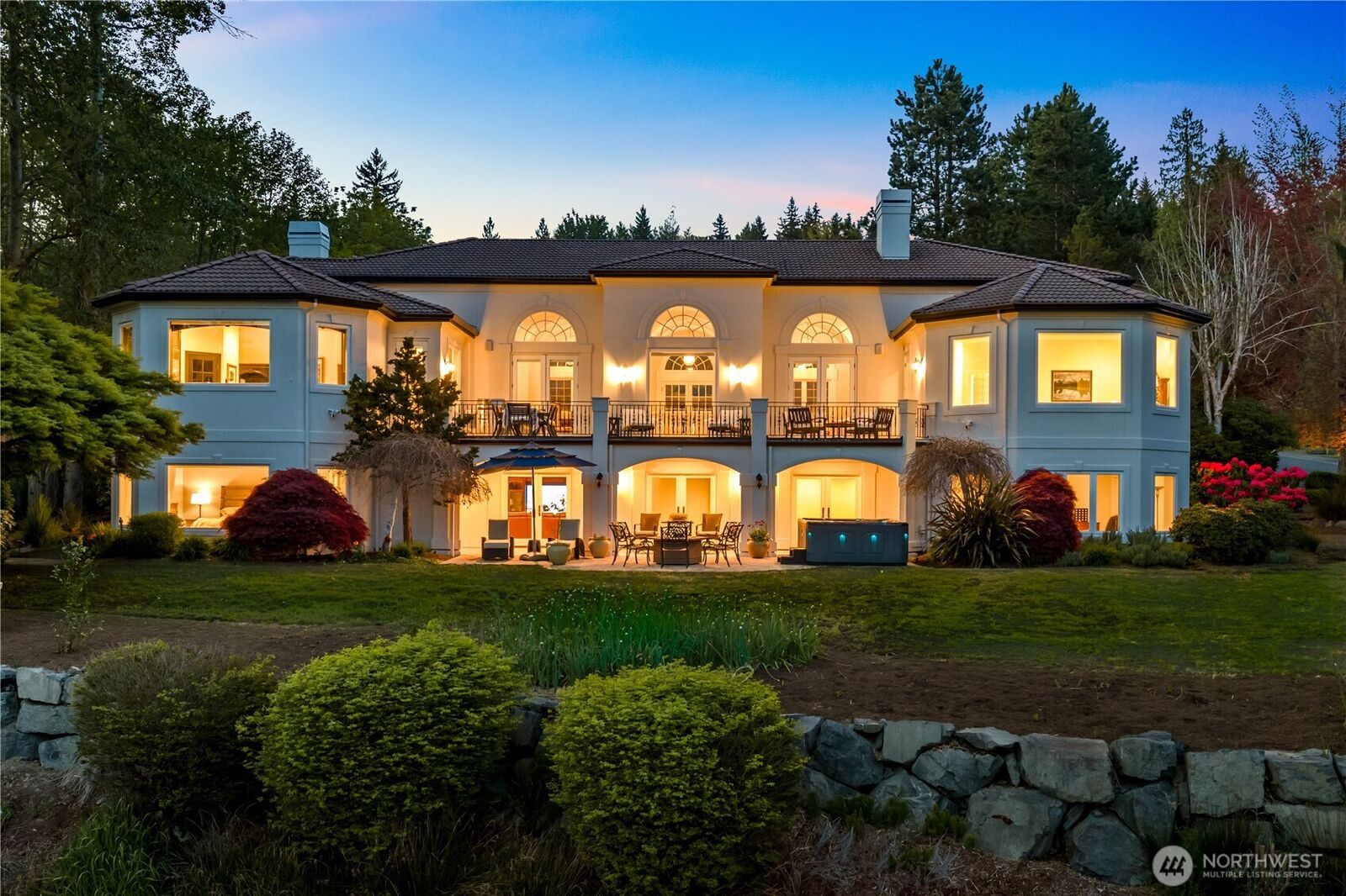 Property Photo:  4145  Peregrine Point Way SE  WA 98075 