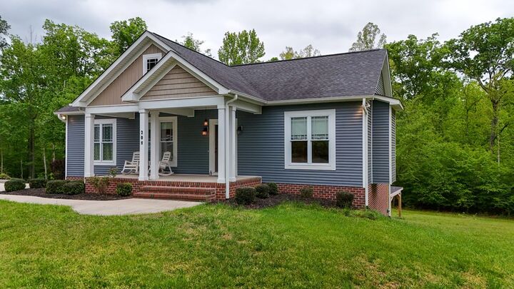 Property Photo:  208 Thomas Circle  VA 23901 