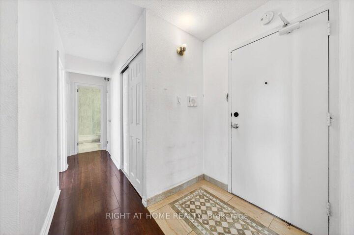 Property Photo: 100 Leeward Glenway 708 ON M3C 2Z1