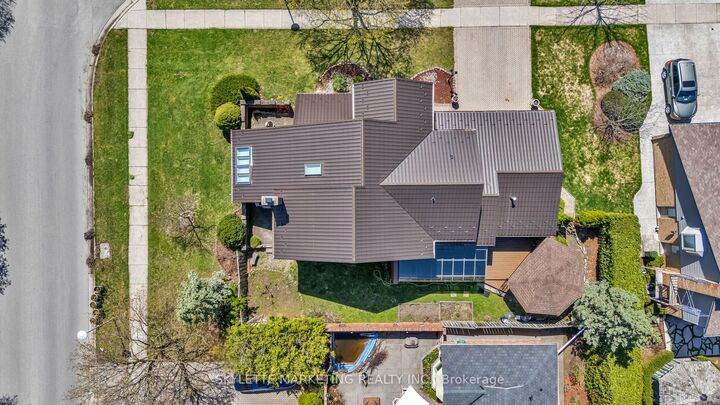 Property Photo: 2 Deer Valley Crescent ON N6J 4K9
