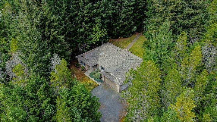 Property Photo: 1377 Meadowood Way BC V9K 2S4