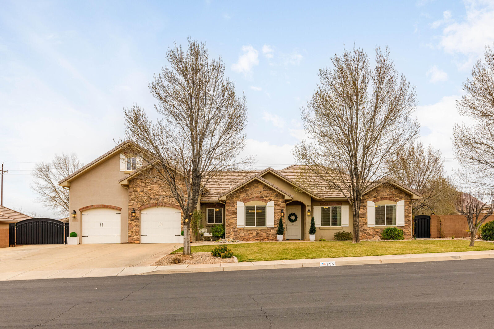 Property Photo:  795 E Desert Bloom Ct  UT 84780 