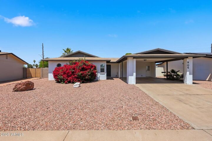 Property Photo: 906 W Saint John Road AZ 85023