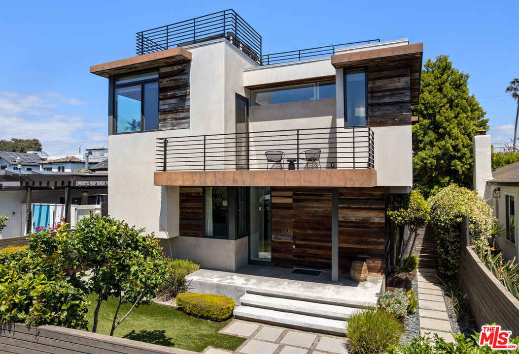 Property Photo:  3108 Yale Ave  CA 90292 