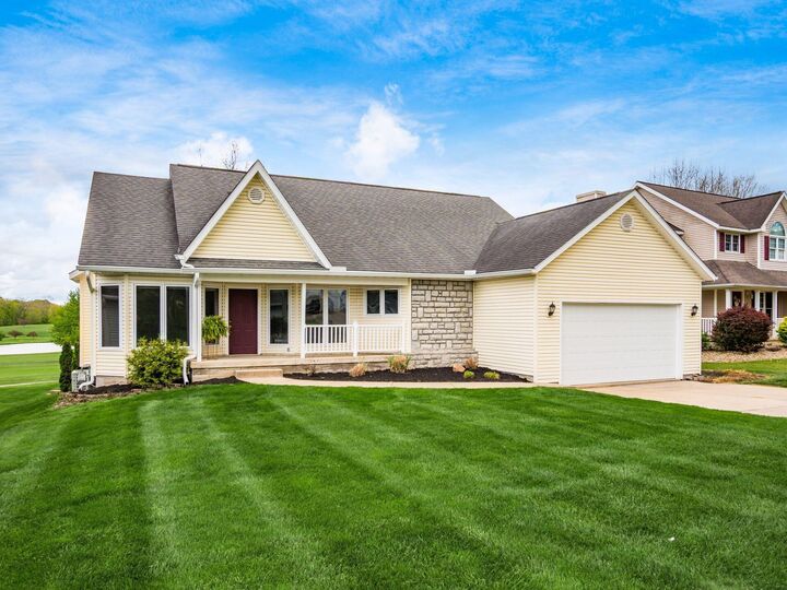 Property Photo:  868 Fairway Drive  OH 43028 
