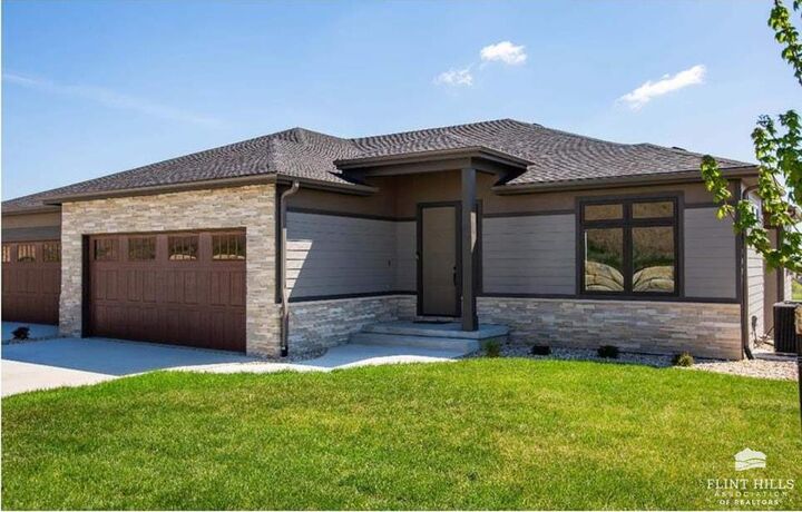 Property Photo: 3508 N Pinehurst Circle KS 66503