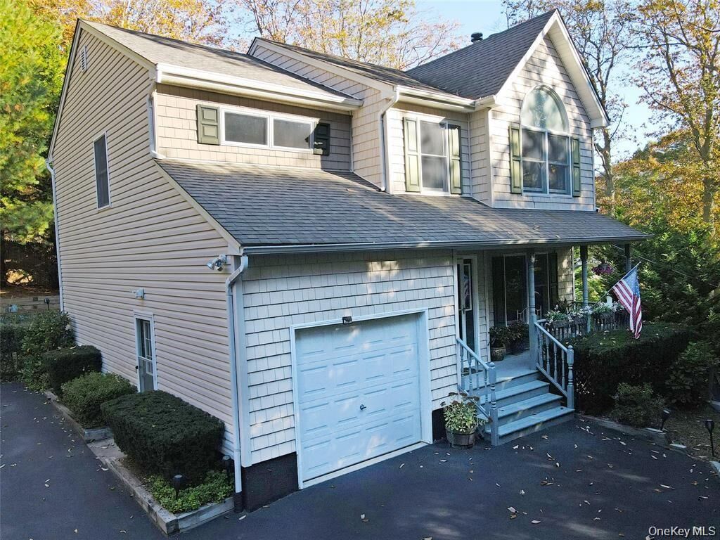 Property Photo:  64 Glen Road  NY 11933 