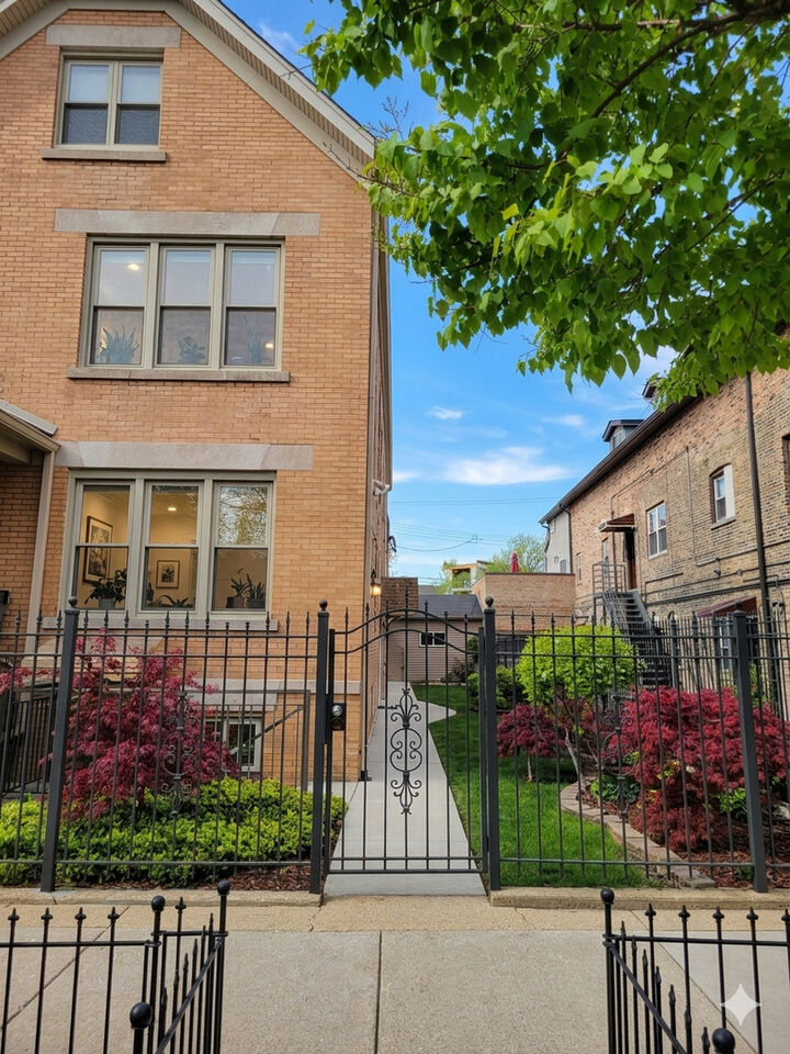 Property Photo:  3648 W George Street G  IL 60618 