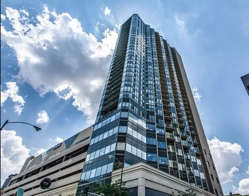 Property Photo:  111 W Maple Street 1810  IL 60610 