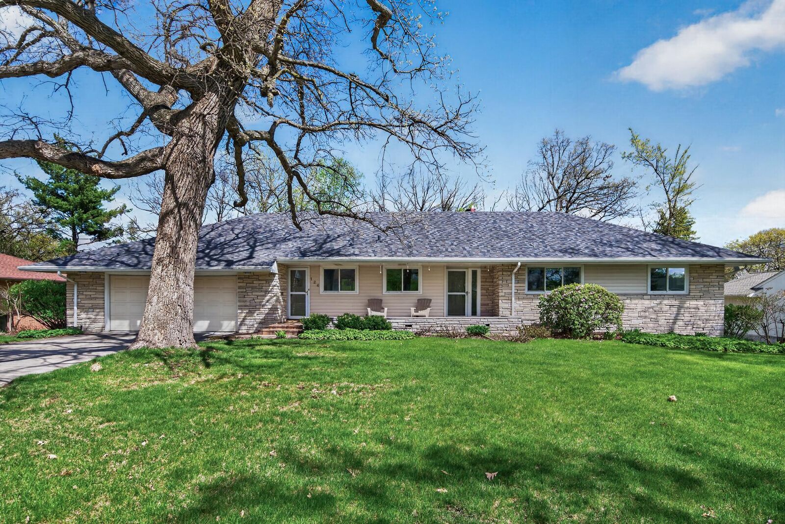 Property Photo:  124 Ardmore Drive  MN 55422 