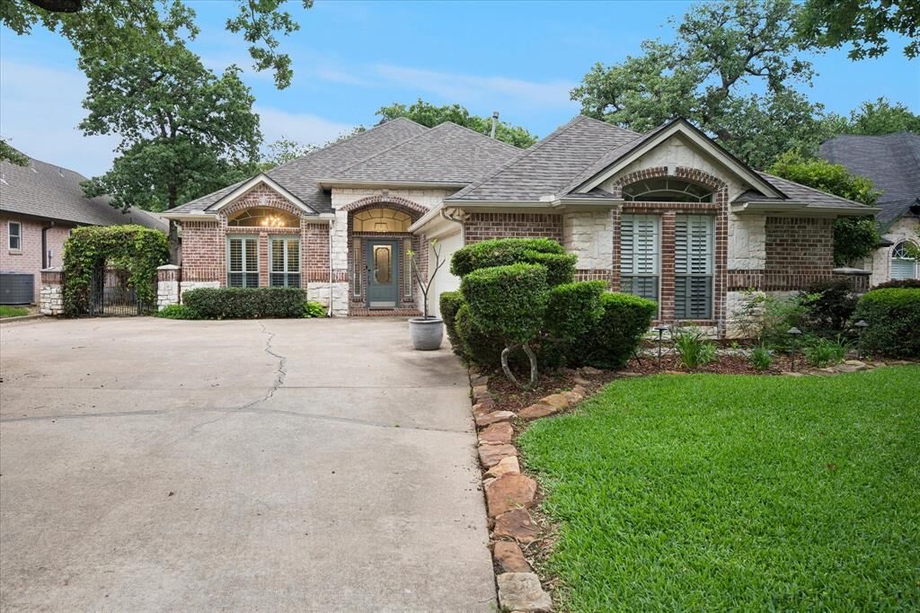 Property Photo:  1403 Briar Meadow Drive  TX 76248 