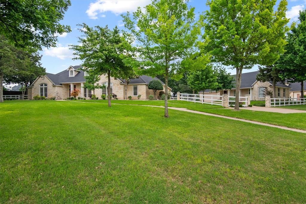 Property Photo: 2202 Somerset TX 76065