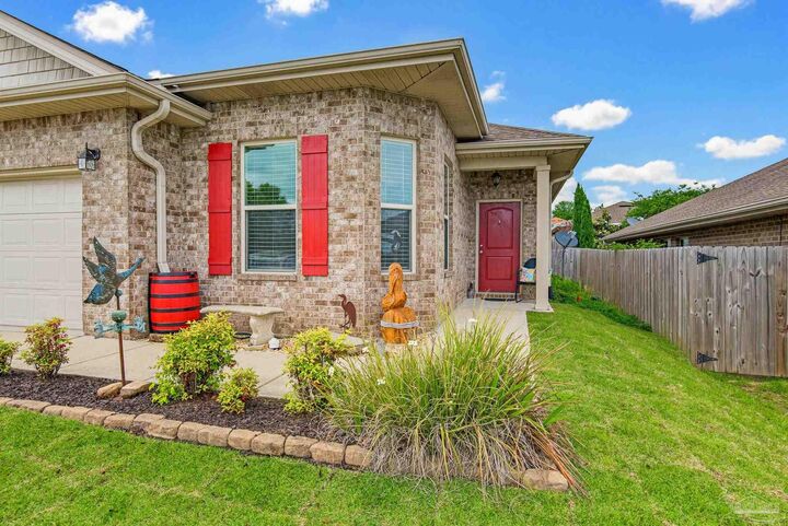 Property Photo: 5610 Vendome Ct FL 32583