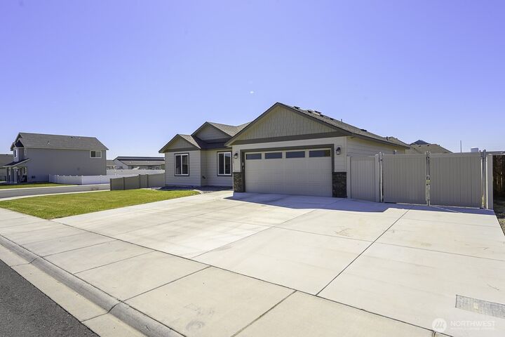 Property Photo:  1012  8th Avenue NE  WA 98823 