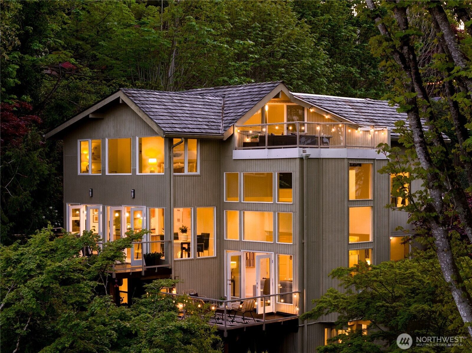 Property Photo:  4290  Shoreclub Drive  WA 98040 