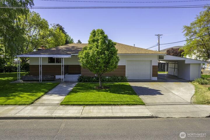 Property Photo:  257  D Street NW  WA 98823 