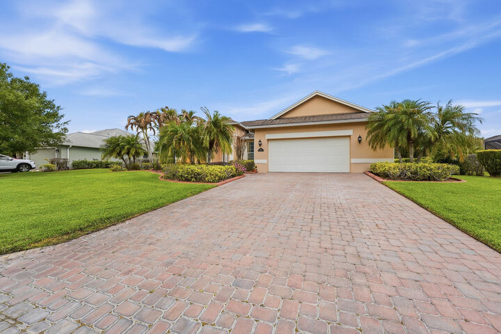 Property Photo:  1215 Southlakes Way SW  FL 32968 