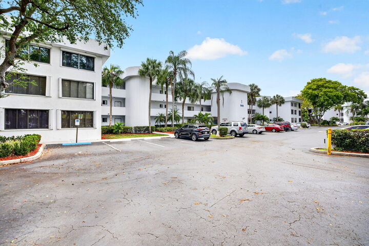 Property Photo:  1410 Sheridan Street 19I  FL 33020 