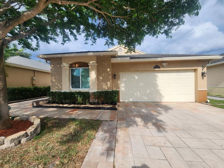 Property Photo:  250 E Riverbend Drive  FL 33326 
