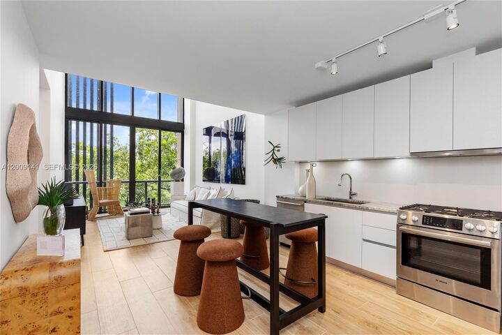 Property Photo: 3034 Oak Avenue Lph3 FL 33133