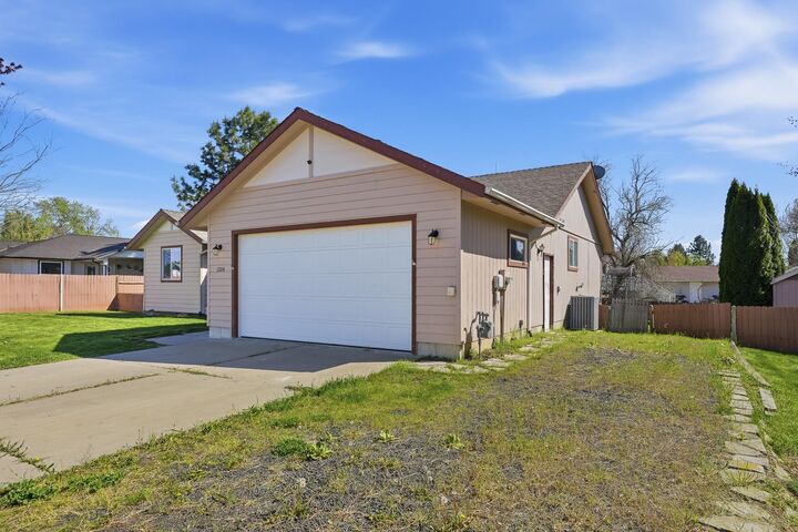 Property Photo:  1204 E 6th St  WA 99006 