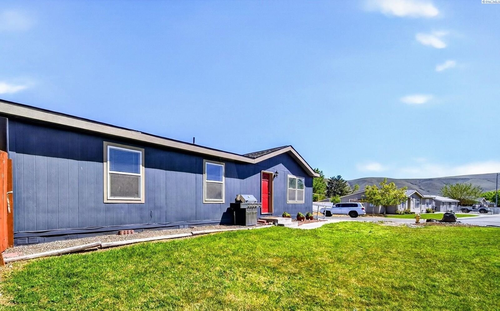 Property Photo:  520 New Gate Drive  WA 99350 
